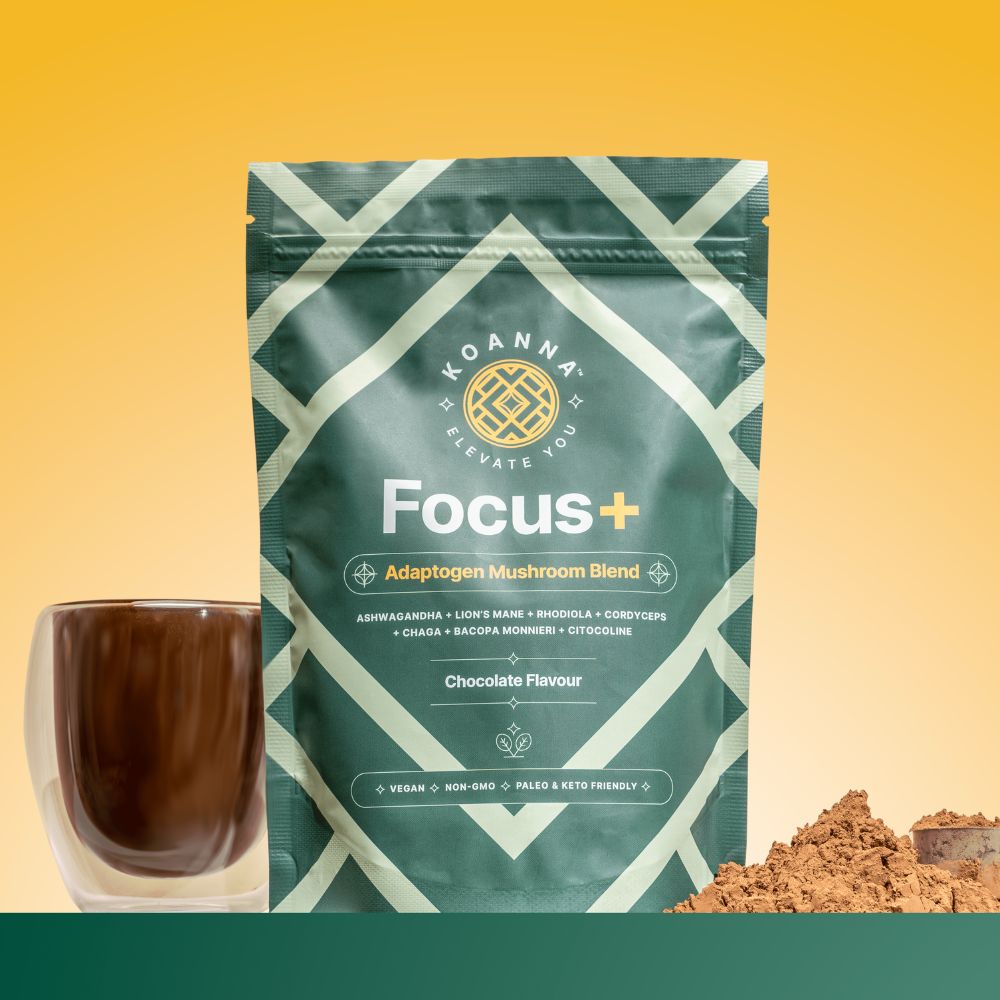 Shows the green, resealable package of Focus+, next to it the brown powder with measuring spoon and behind it a cup with the chocolatey drink.