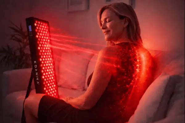 Frau nutzt Luma1000 Rotlichtpanel zur Schmerzlinderung