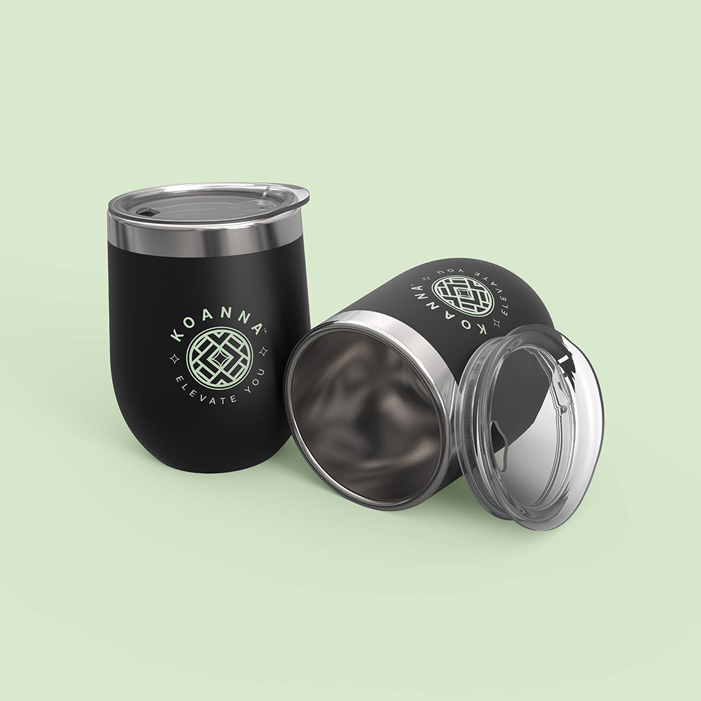 Product image with one standing and one lying cup with open lid.